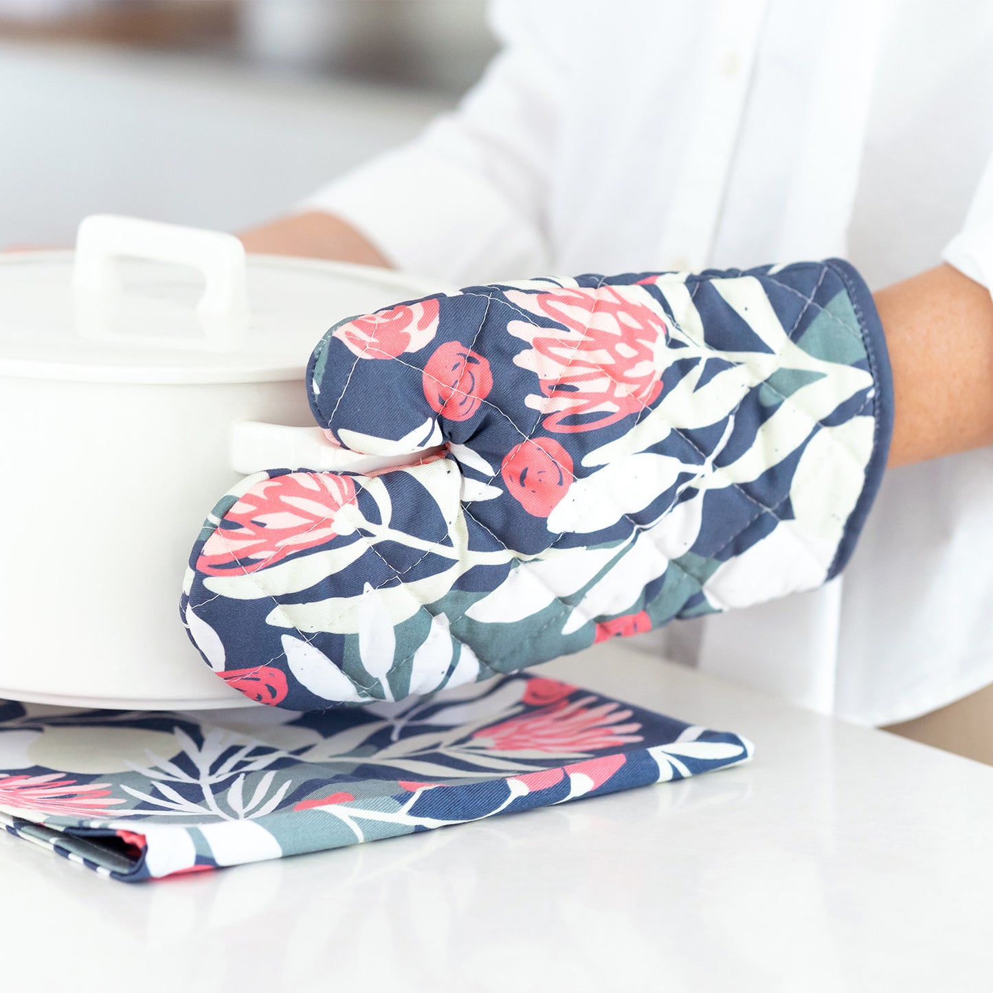 MADE WITH LOVE OVEN MITT - FLORAL